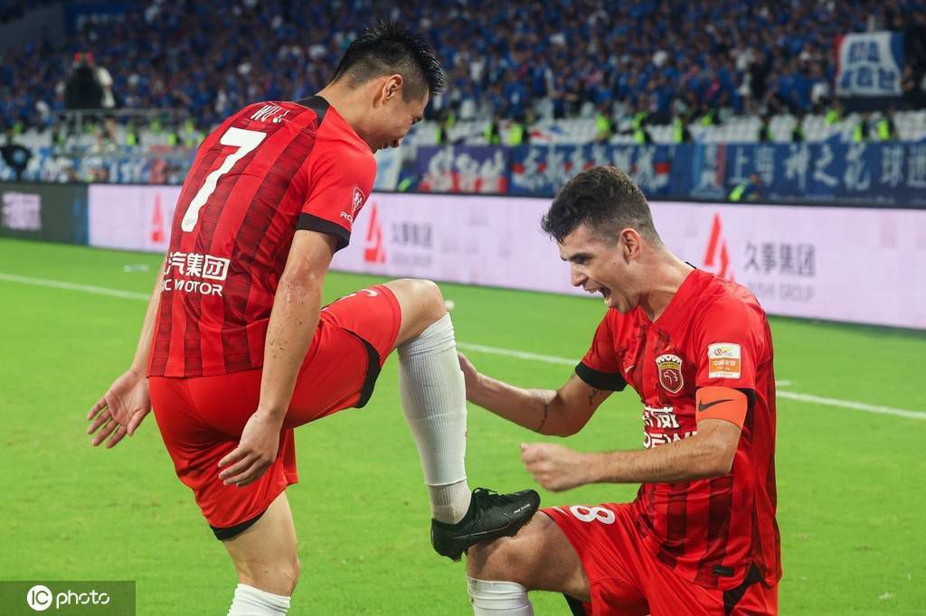 01:30 英超利物浦 VS 阿森纳，枪手能否打破安菲尔德魔咒？23:15 西甲马德里竞技 VS 塞维利亚，饱受伤病困扰的塞维利亚客场能否全身而退？事件罗马诺：奥斯梅恩将与那不勒斯续约至2026年 工资大幅提升据知名记者罗马诺的消息，奥斯梅恩确定将与那不勒斯续约至2026年，工资大幅提升。